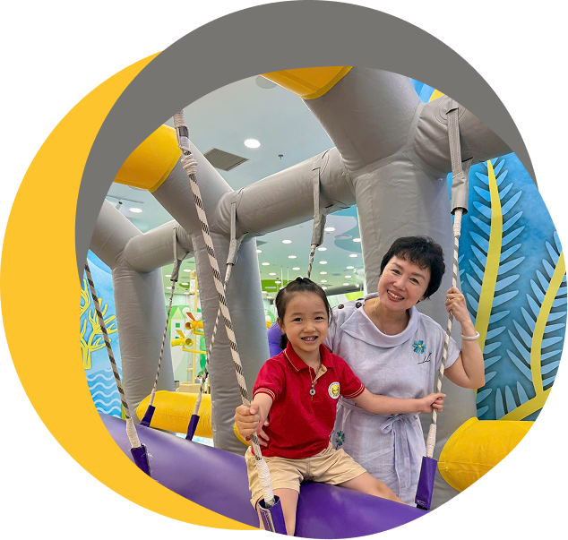 Trẻ em chơi xếp hình tại trường 20-10